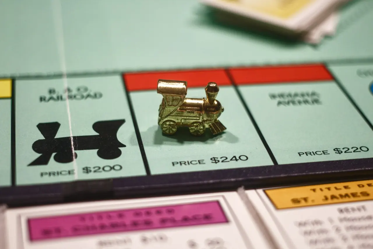 Plansza gry finansowej z kostkami na stole